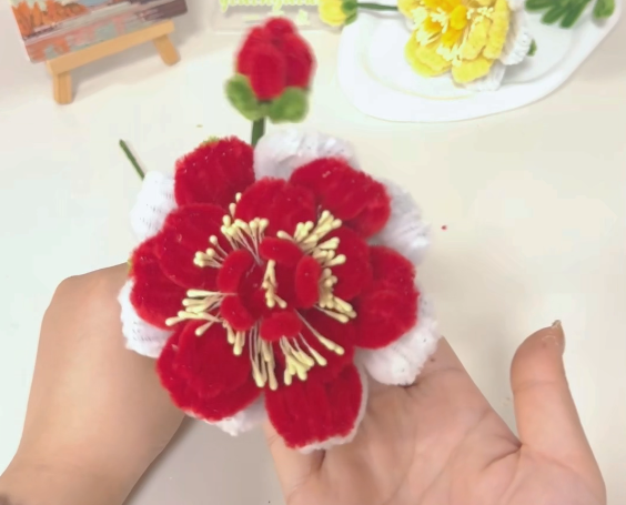 How to Make a Beautiful Pipe Cleaner Flower 💕 | Easy DIY Flower Tutorial