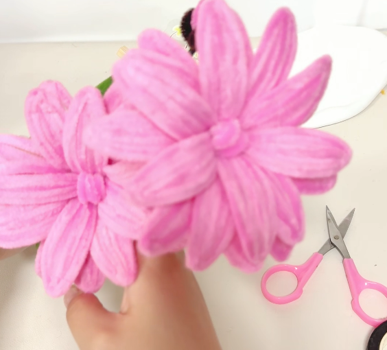 How to Make a Beautiful Pipe Cleaner Flower🌸 | Easy DIY Flower Tutorial